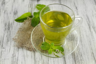 çaydanlık ve ahşap masa çiçekleri taze nane ile bitkisel çay