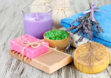 Natürmort Lavanta Mum, sabun, topları, şişe, sabun ve ahşap zemin üzerinde taze lavanta Masaj