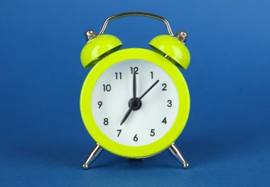 mavi arkaplanda yeşil alarm saati