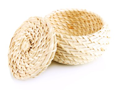 beyaz izole kapaklı hasır sepet