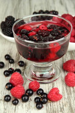 jöle tahta masada taze çilek ile yakın çekim