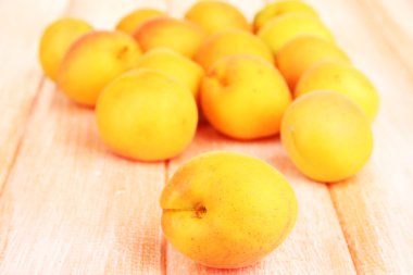 ahşap masa üzerinde taze Naturel kayısı