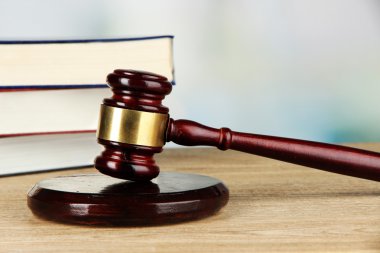Tokmak ve açık renkli masada kitaplar