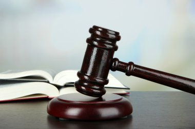 Tokmak ve açık renkli masada kitaplar