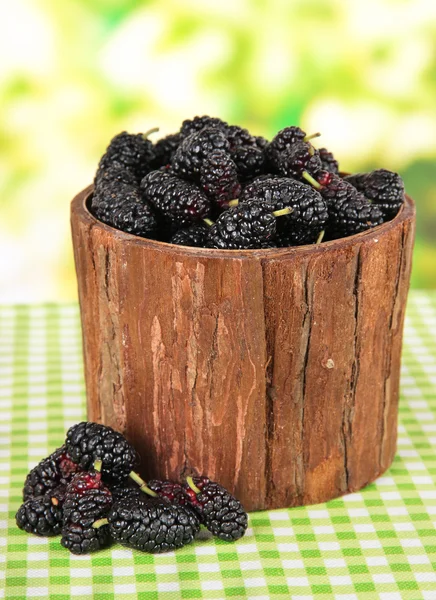 Mulberries coapte în castron pe masă pe fundal luminos — Fotografie, imagine de stoc