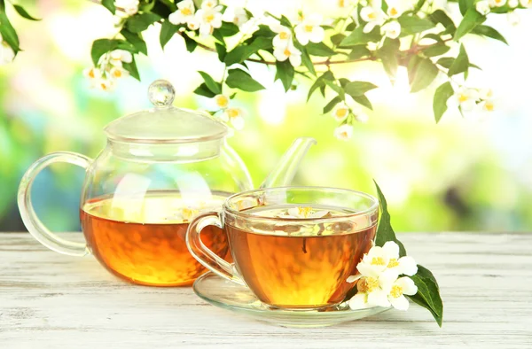 Tasse Tee mit Jasmin, auf Holztisch, auf hellem Hintergrund — Stockfoto