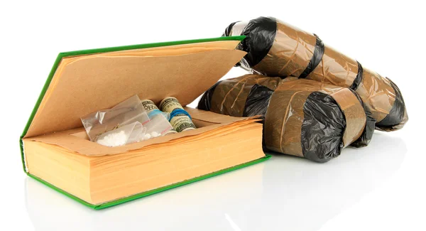 Narcotici nel nascondiglio dei libri e confezioni isolate su bianco — Foto Stock