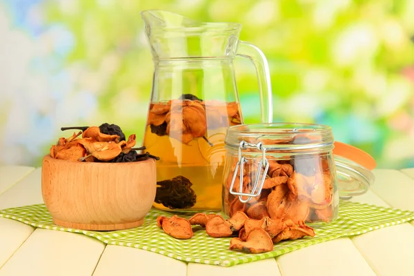 Surtido de frutas secas en tazón y compota de frutas secas en mesa de madera sobre fondo natural —  Fotos de Stock