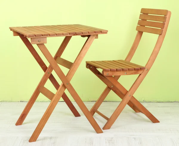 Dřevěný stůl s židlí v místnosti — Stock fotografie