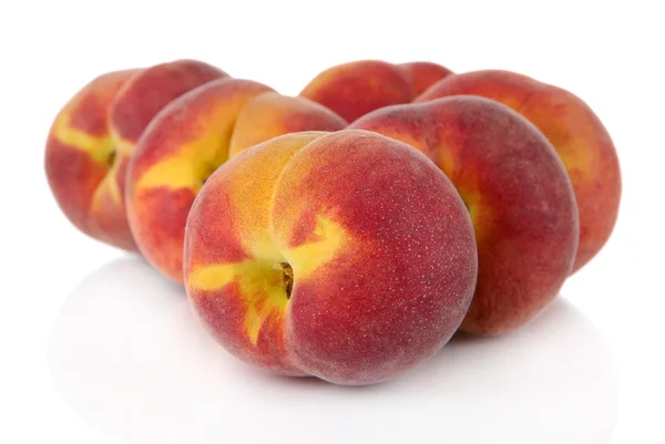 Персики изолированы на белом — стоковое фото