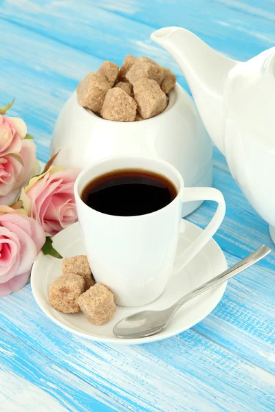 Taza de café, tetera y azucarero sobre fondo de madera de color — Foto de Stock