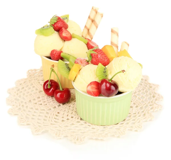 Delicioso helado con frutas y bayas en un tazón aislado en blanco — Foto de Stock