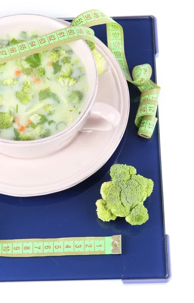 Kohlsuppe im Teller im Gleichgewicht isoliert auf weißem — Stockfoto