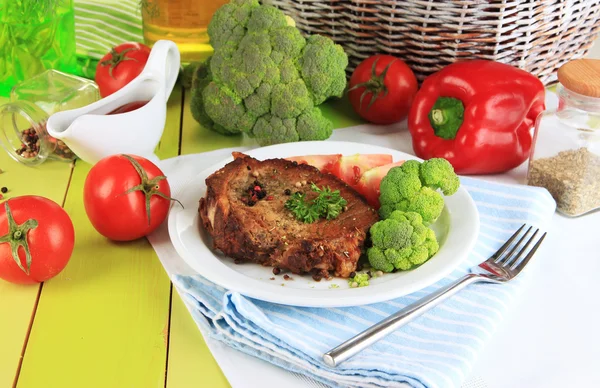 Pezzo di carne fritta sul piatto sul tavolo di legno primo piano — Foto Stock