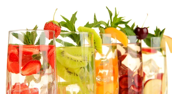 Verres de boissons aux fruits avec glaçons isolés sur blanc — Photo