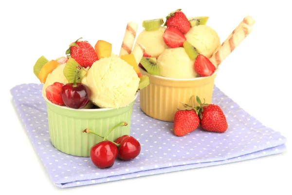 Вкусное мороженое с фруктами и ягодами в миске изолированы на белом — стоковое фото