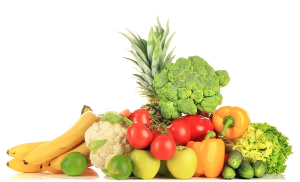 Ассортимент свежих фруктов и овощей, выделенных на белом — стоковое фото