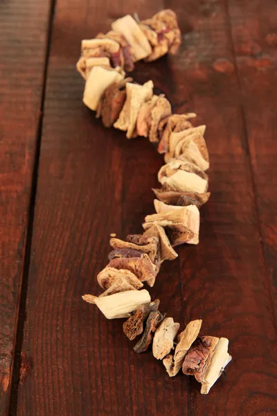 Suszone grzyby na drewnianym tle — Zdjęcie stockowe