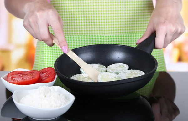 Manos cocinando calabacines en sartén en cocina —  Fotos de Stock