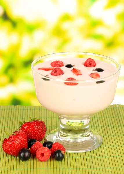 Delicioso yogur con fruta en la mesa sobre fondo brillante —  Fotos de Stock