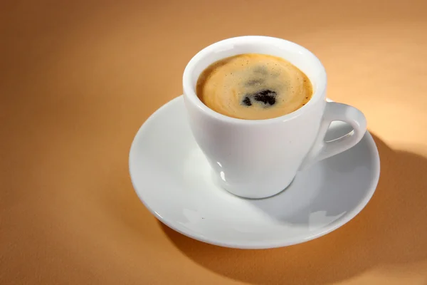 Kopp kaffe på beige bakgrund — Stockfoto