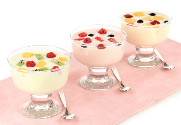 美味酸奶配上白色隔离的水果 — 图库照片