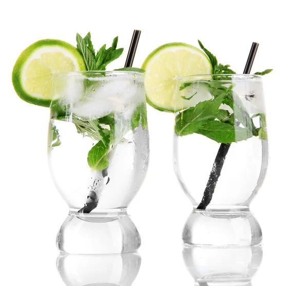 Glazen cocktail met ijs geïsoleerd op wit — Stockfoto