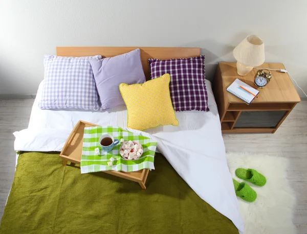 Ліжко зі сніданком у номері вид зверху крупним планом — стокове фото