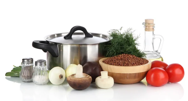 Ingrediënten voor het koken van boekweit geïsoleerd op wit — Stockfoto