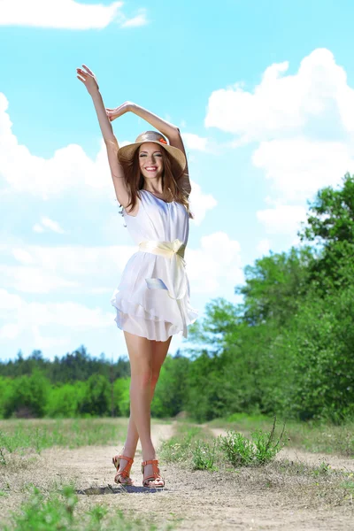 Portrait de belle jeune femme, en plein air — Photo