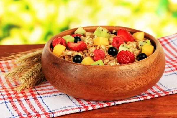 Farinha de aveia com frutas na mesa em fundo brilhante — Fotografia de Stock