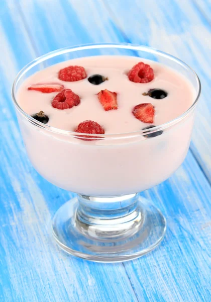 Köstlicher Joghurt mit Obst auf dem Tisch aus nächster Nähe — Stockfoto