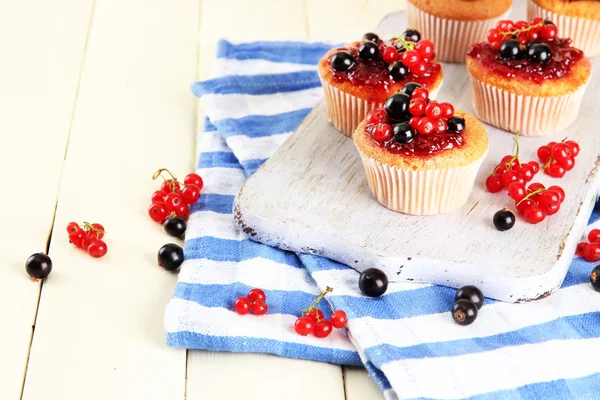 Chutné muffiny s ovocem na bílý dřevěný stůl — Stock fotografie