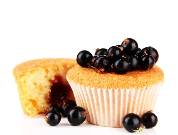 Smakelijke muffins met bessen geïsoleerd op wit — Stockfoto