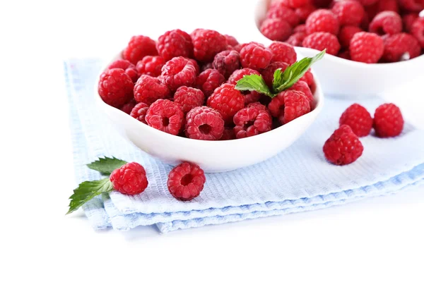 Reife süße Himbeeren in Schalen, isoliert auf weiß — Stockfoto