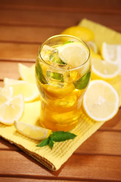 Té helado con limón y menta sobre mesa de madera — Foto de Stock