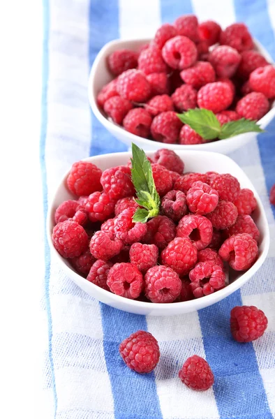 Frambuesas dulces maduras en cuencos, aisladas sobre blanco — Foto de Stock