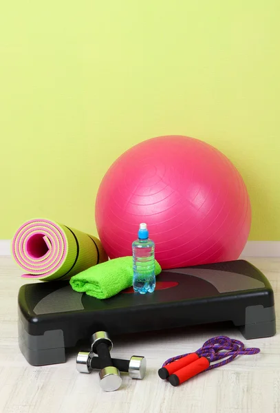 Verschillende hulpmiddelen voor fitness op kamer — Stockfoto