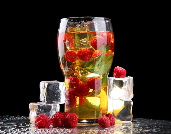 Iced tea with raspberries and mint on dark background with yellow light — Stock Photo, Image