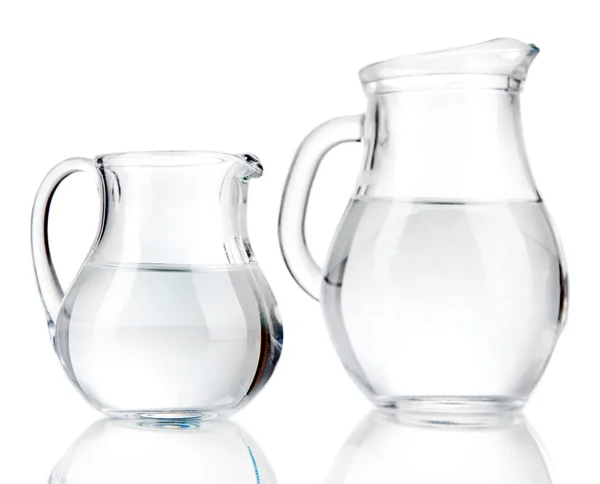 水隔离在白色玻璃 pitchers — 图库照片