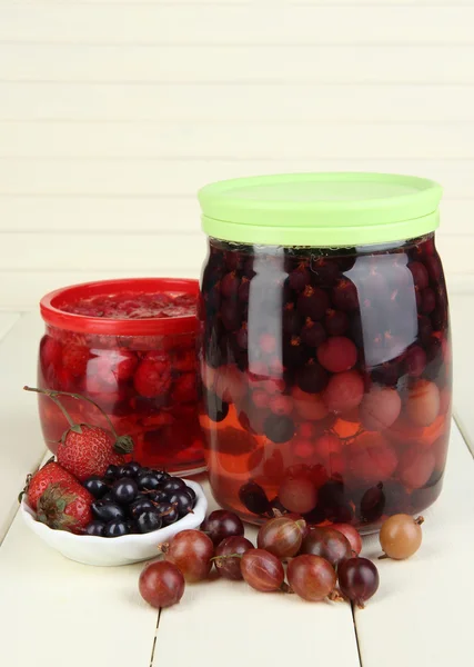 Huisgemaakte berry jam op houten tafel — Stockfoto