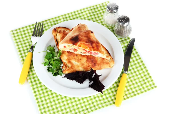 Pizza Calzone auf dem Tisch auf Serviette isoliert auf weiß — Stockfoto