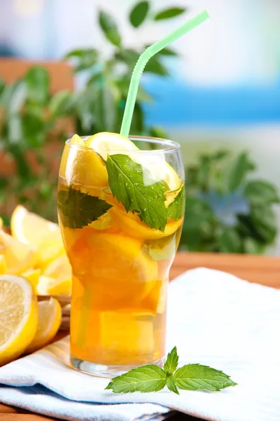 Té helado con limón y menta en la mesa de madera, al aire libre — Foto de Stock