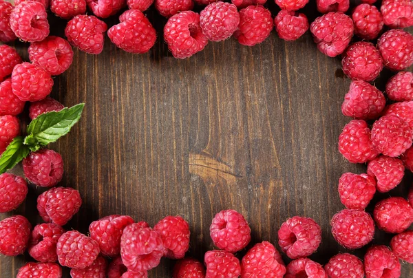 Maturare dolci lamponi su sfondo di legno — Foto Stock