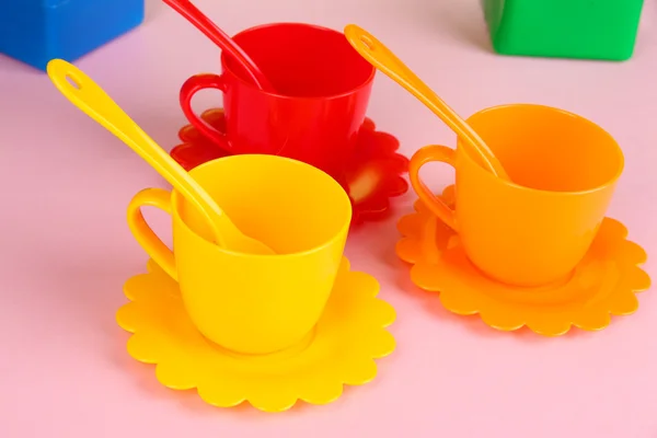Conjunto de pratos infantis em fundo rosa claro — Fotografia de Stock