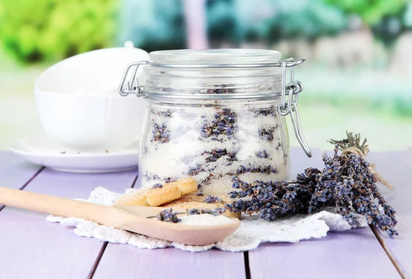 Tarro de azúcar de lavanda y flores de lavanda fresca sobre fondo brillante — Foto de Stock