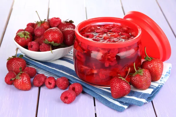 Domácí bobule marmeládou na dřevěný stůl — Stock fotografie