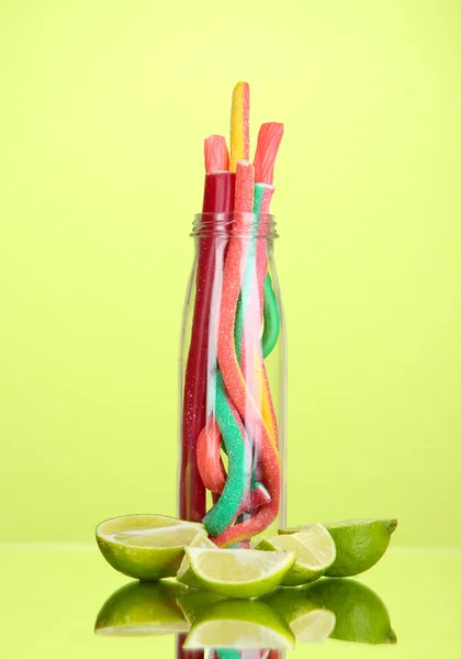 Doces de marmelada em banco e limão em fundo bege — Fotografia de Stock