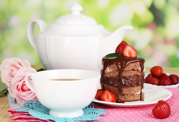 자연 배경 나무 테이블에 딸기와 초콜릿 케이크 — 스톡 사진
