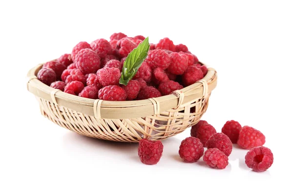 成熟的甜树莓在篮子里上白色, 隔离 — 图库照片